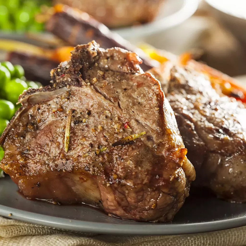 Agneau sauté à la poêle, bien doré et savoureux