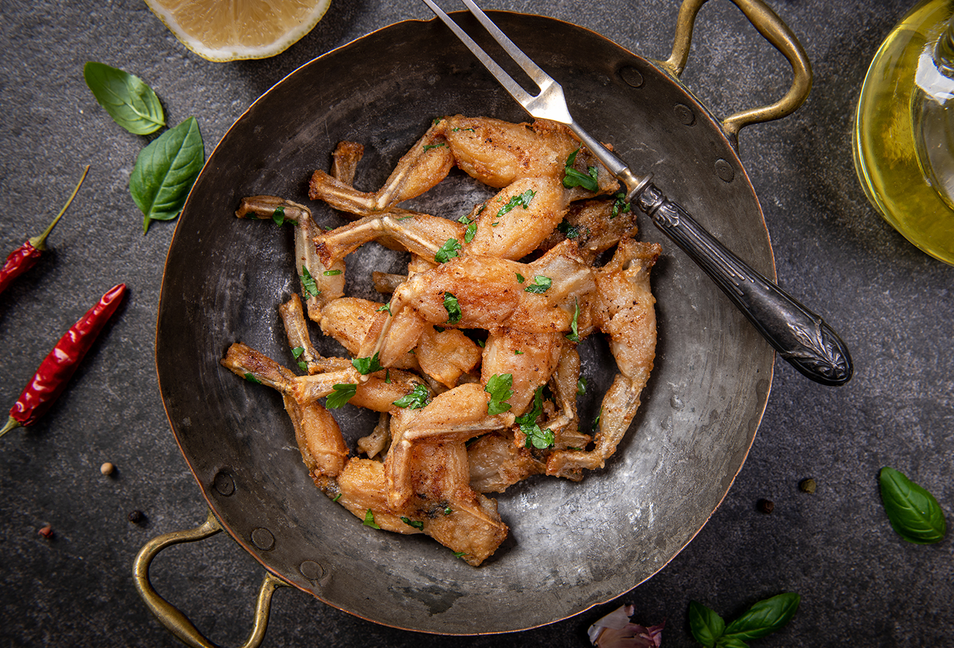 Cuisses de grenouille dorées à la poêle, croustillantes et savoureuses