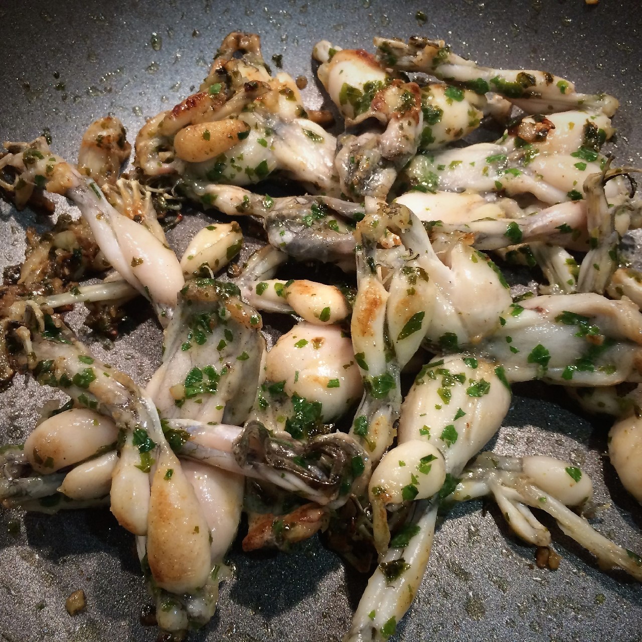Cuisses de grenouille cuites à la vapeur, moelleuses et délicates