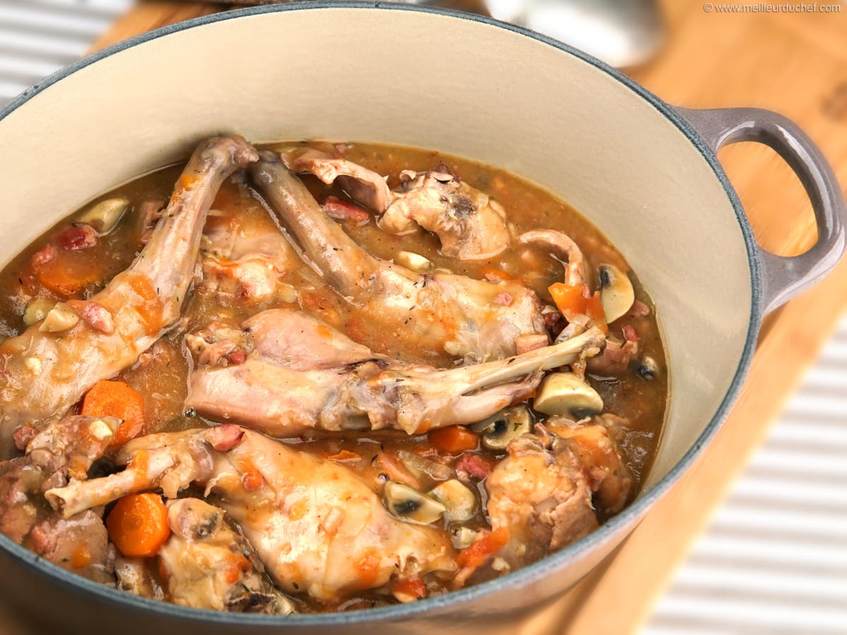 Lapin mijoté à la casserole, tendre et savoureux