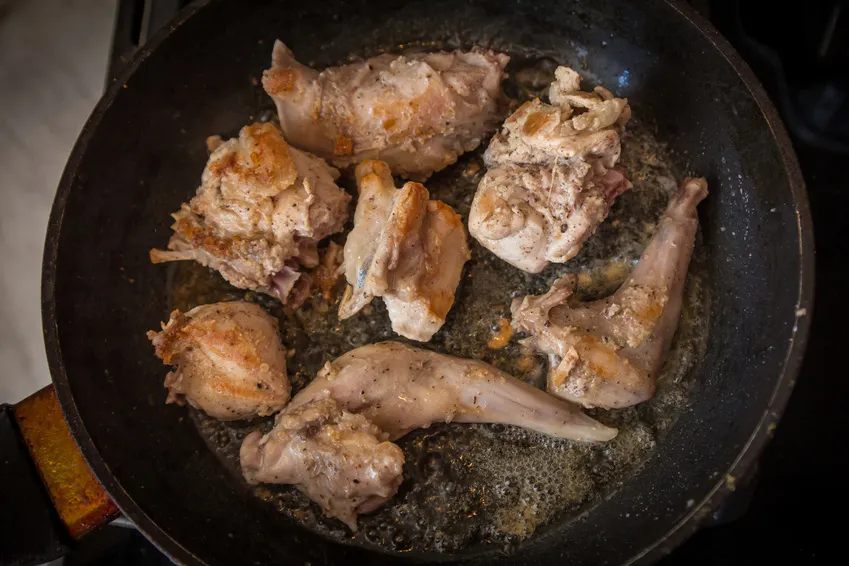 Lapin sauté à la poêle, doré et aromatique