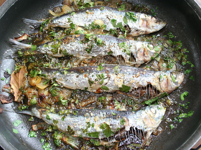 Sardines grillées à la poêle, croustillantes et dorées